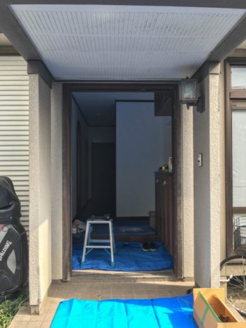 既存ドア解体中