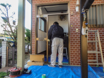 既存ドア解体中