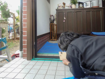 ドアリモ枠下 コーキング
