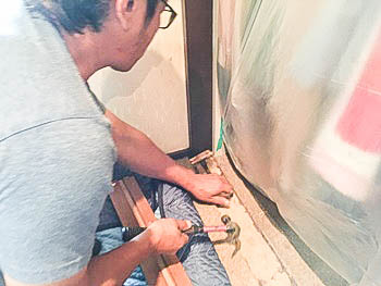 クローゼットドア施工中