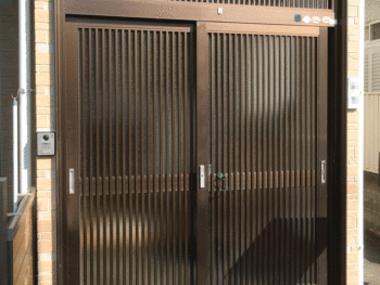 相模原市 HO様邸 玄関リフォーム 引き戸から新色マキアートパイン色のドアへの交換ともう一台ドアリモ